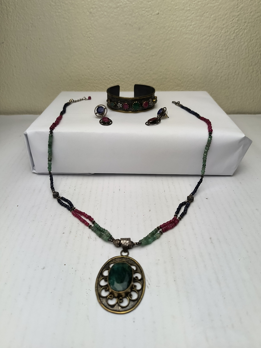 Vintage-Inspired Green Stone Pendant Necklace with Multicolor Beads